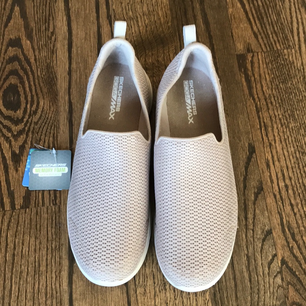 Sketchers Goga Max slip-on shoes size 9 1/2 9.5